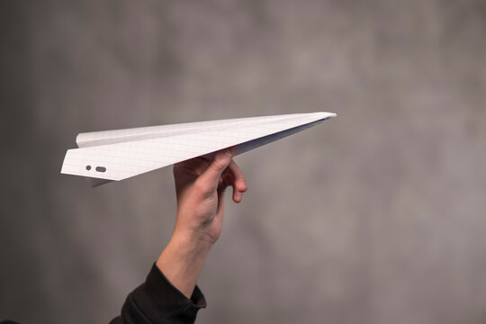 main pr&ecirc;te &agrave; envoyer un avion en papier 