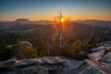 Sonnenuntergang in der Felsenlandschaft - Nationalpark Sächsischen Schweiz vom Gamrig. Panorama-Blick auf Lilienstein, Festung Königstein, Bärensteine das Elbtal, Kurort Rathen im warmen Abendlicht © zimuwe