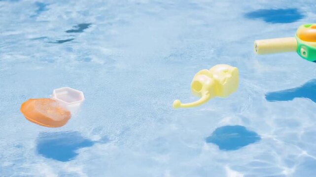 夏のプールに浮かぶ子供用水遊びおもちゃ 水面の背景