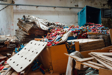 Usine de filature abandonnée. Entreprise textile en faillite. Bobine de fils vides dans une usine textile abandonnée dans les Vosges en Lorraine © david