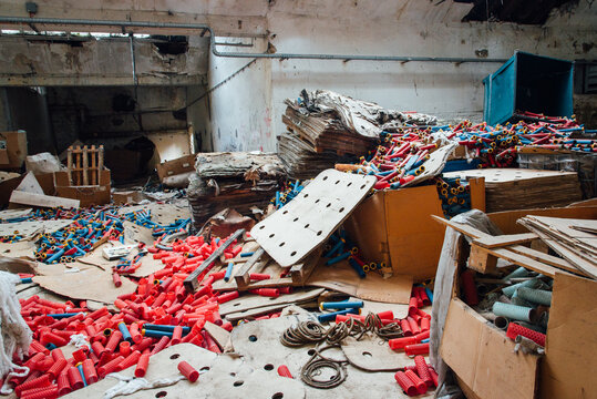 Usine de filature abandonn&eacute;e. Entreprise textile en faillite. Bobine de fils vides dans une usine textile abandonn&eacute;e dans les Vosges en Lorraine