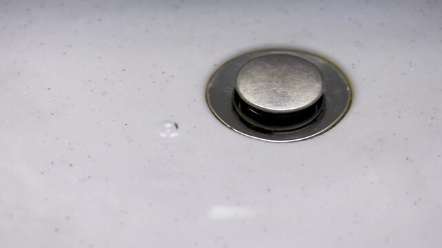 シンクに溜めた水を流す