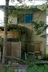 閉ざされた家,ゴミ屋敷,割れた窓の無人の家,不法投棄が進む独居老人の家,倒壊した家