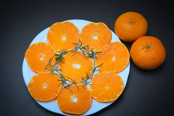 皮が薄くてむきやすく、果汁たっぷりで本当においしい愛媛県産の柑橘類・甘平の輪切り