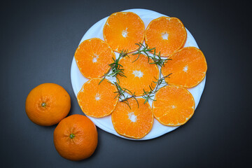 皮が薄くてむきやすく、果汁たっぷりで本当においしい愛媛県産の柑橘類・甘平の輪切り