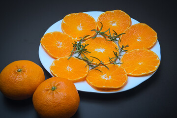 皮が薄くてむきやすく、果汁たっぷりで本当においしい愛媛県産の柑橘類・甘平の輪切り