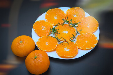 皮が薄くてむきやすく、果汁たっぷりで本当においしい愛媛県産の柑橘類・甘平の輪切り