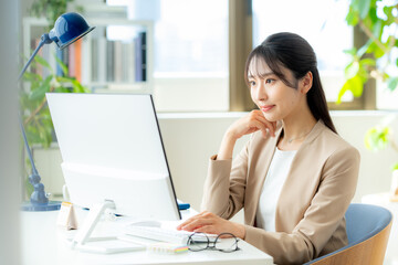 オフィスで働くビジネスウーマン