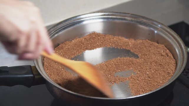 煎りぬか(炒りぬか)・フライパンで深煎りして茶色くなった米ぬか