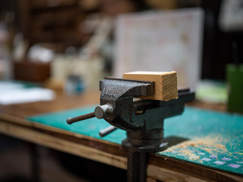 Woodworking Bench Vise Holds Wood Block