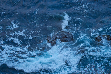 Obraz premium Azure Dialogue: The Wild Sea and the Silent Earth.