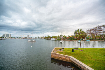 Fototapeta premium Fort Lauderdale, Florida, US - January 28, 2026: People enjoying the scenic views of Fort Lauderdale, featuring its beaches, rivers, lakes, luxury villas, and yachts in Florida, US.