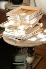 無造作に積まれた本