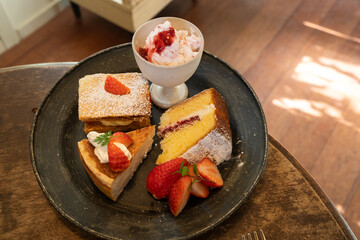 こつこつ豆と器の苺のデザート盛り合わせ