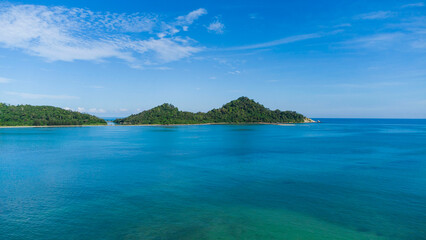 Naklejka premium Aerial View of Tropical Paradise, Crystal Clear Waters and Lush Islands in the Heart of the Ocean