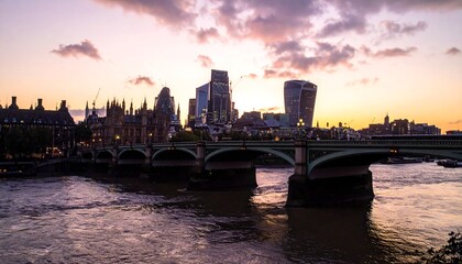 Obraz premium London Skyline at Sunset - A Captivating View of the City.