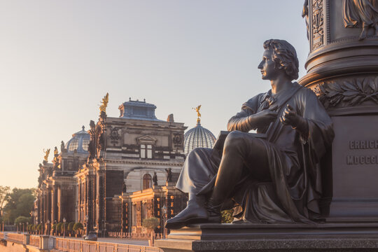Br&uuml;hlsche Terrasse am Elbufer der Altstadt Dresdens zu Sonnenaufgang