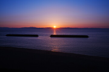 Obraz premium Beautiful Sunset over Kinko Bay in Kagoshima, Japan - 日本 鹿児島 錦江湾の美しい夕日と穏やかな海