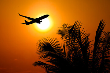 Silhouette of a plane taking off against the warm glow of the sun © Stock4u2024 