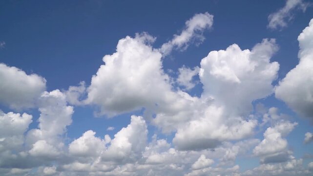 Zeitraffer von ziehenden Cumulus-Sch&ouml;nwetterwolken am blauen Himmel