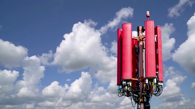 Mobilfunkantenne vor ziehenden Wolken im Zeitraffer, als Symbol f&uuml;r digitalen Fortschritt und Mobilit&auml;t - FOTOMONTAGE