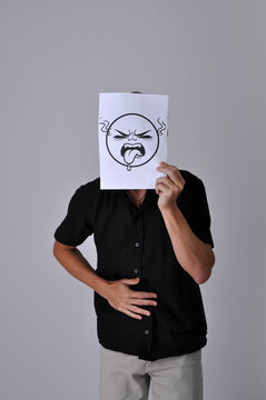 homem an&ocirc;nima segura express&atilde;o de nojo 
