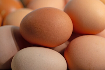 Braune Hühnereier in einer Nahaufnahme