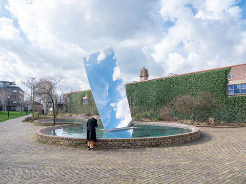 Sky Mirror van Anish Kapoor, museum de Pont in Tilburg., Noord-Brabant province, The Netherlands