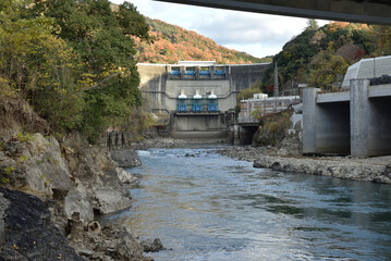 宇治川から眺める秋の天ケ瀬ダム(京都府宇治市)