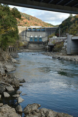 宇治川から眺める秋の天ケ瀬ダム(京都府宇治市)