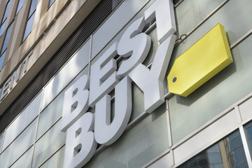 Naklejka premium exterior building facade and sign of Best Buy, an electronics store, located at 65 Dundas St W, CF Toronto Eaton Centre