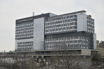 Naklejka premium wide, distant view of Hennick Bridgepoint Hospital (viewed from Gerrard St E bridge), Toronto