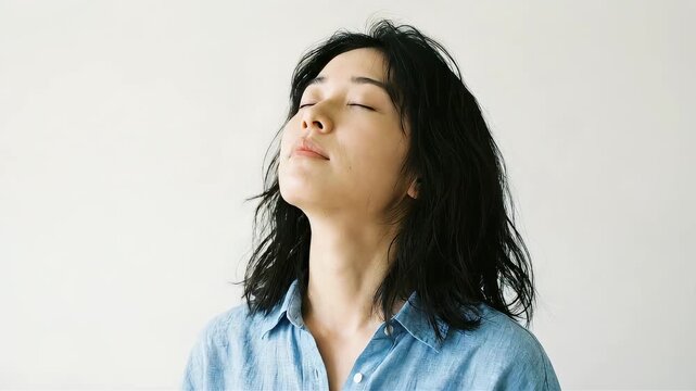 鼻で深呼吸し、鼻づまり解消を感じる若い女性