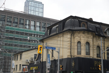 Naklejka premium 1879 Second Empire style heritage house at 152 Dundas St E (now a location of Plug Canna6is Cannabis Store and Just Vape It) at Mutual St, Toronto