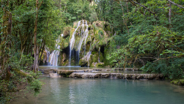 cours d'eau du Dard et cascade des tufs en &eacute;t&eacute; dans le Jura pr&egrave;s des Planches-sur-Arbois
