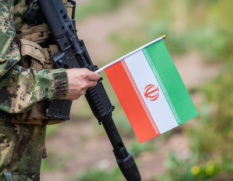 iran bayrağı ve silah 