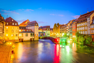 Obraz premium canal gateway and old houses of Petit France medieval district of Strasbourg illuminated at night, France , retro toned