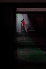 アンダーパスを通る女性