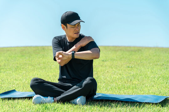 A middle-aged man who hurt his shoulder while exercising (frozen shoulder, rotator cuff injury, shoulder pain)