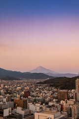 夕暮れのマジックアワーに染まる静岡市街の街並みと冬の富士山
