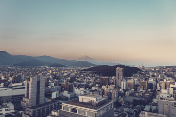 夕暮れのマジックアワーに染まる静岡市街の街並みと冬の富士山
