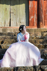 고택 돌계단 위, 한복 여인의 고요한 봄날