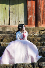 고택 돌계단 위, 한복 여인의 고요한 봄날