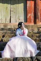 고택 돌계단 위, 한복 여인의 고요한 봄날