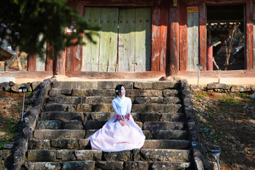 고택 돌계단 위, 한복 여인의 고요한 봄날