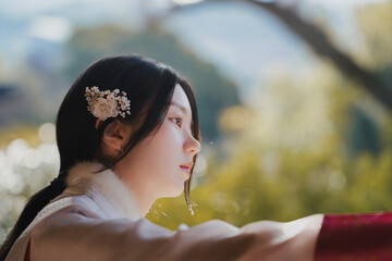 고즈넉한 한옥 문틀 사이, 한복 여인의 사색