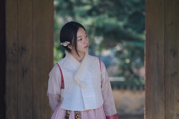 고즈넉한 한옥 문틀 사이, 한복 여인의 사색