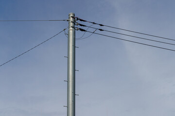 青空を背景にしたシンプルな電柱と電線（コピースペース）