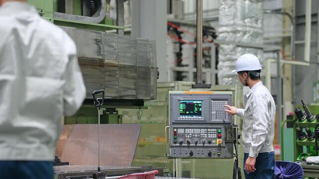 工場で働く作業員グループ