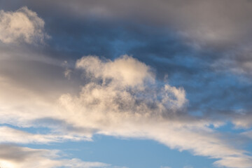 Obraz premium The sky is cloudy and the sun is shining through the clouds